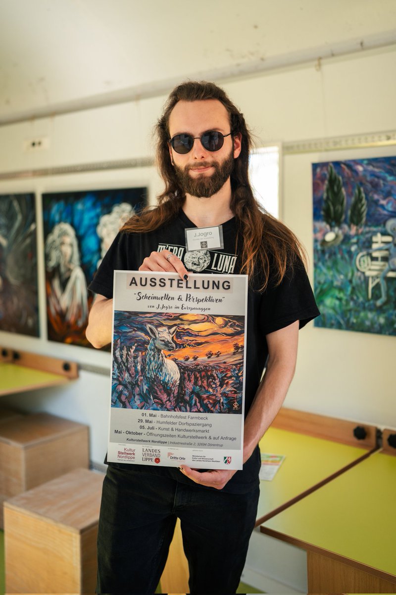 Visit my new exhibition in the Europawaggon 🇪🇺 of the Kulturstellwerk Nordlippe in Lippe, North Rhine-Westphalia, Germany. 

You can view 15 of my acrylic paintings, including five of my #AlpakaPunks. The exhibition opened at the Bahnhofsfest 2025. 🚂🚃🚃

(Photo by Julien Seck)