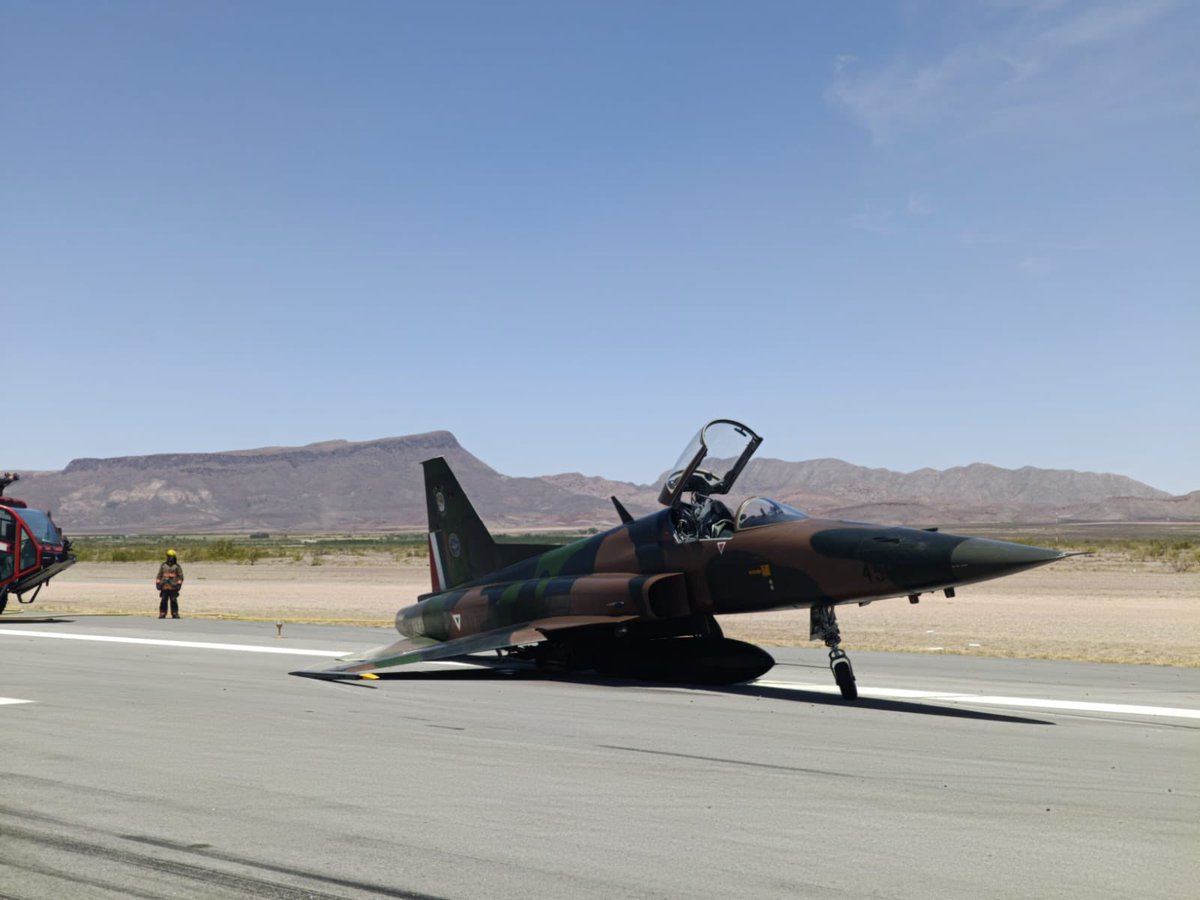 flyAPM's tweet image. Aeropuerto de #Chihuahua se encuentra cerrado por accidente en pista de un #F5 de la #FuerzaAereaMexicana; de 3 nos quedan 2. #flyAPM #avgeek
