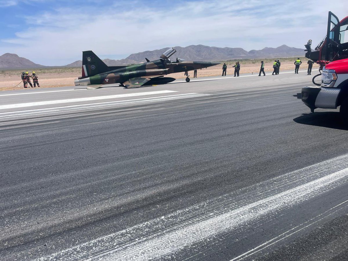 flyAPM's tweet image. Aeropuerto de #Chihuahua se encuentra cerrado por accidente en pista de un #F5 de la #FuerzaAereaMexicana; de 3 nos quedan 2. #flyAPM #avgeek