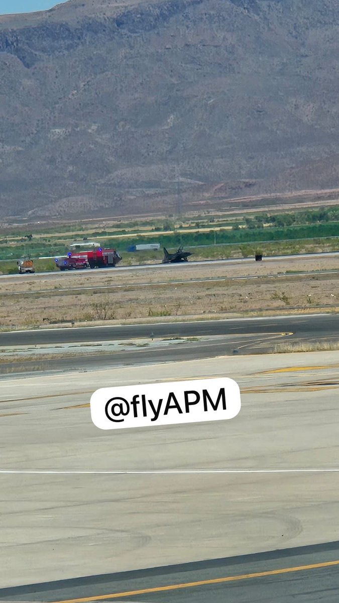 flyAPM's tweet image. Aeropuerto de #Chihuahua se encuentra cerrado por accidente en pista de un #F5 de la #FuerzaAereaMexicana; de 3 nos quedan 2. #flyAPM #avgeek