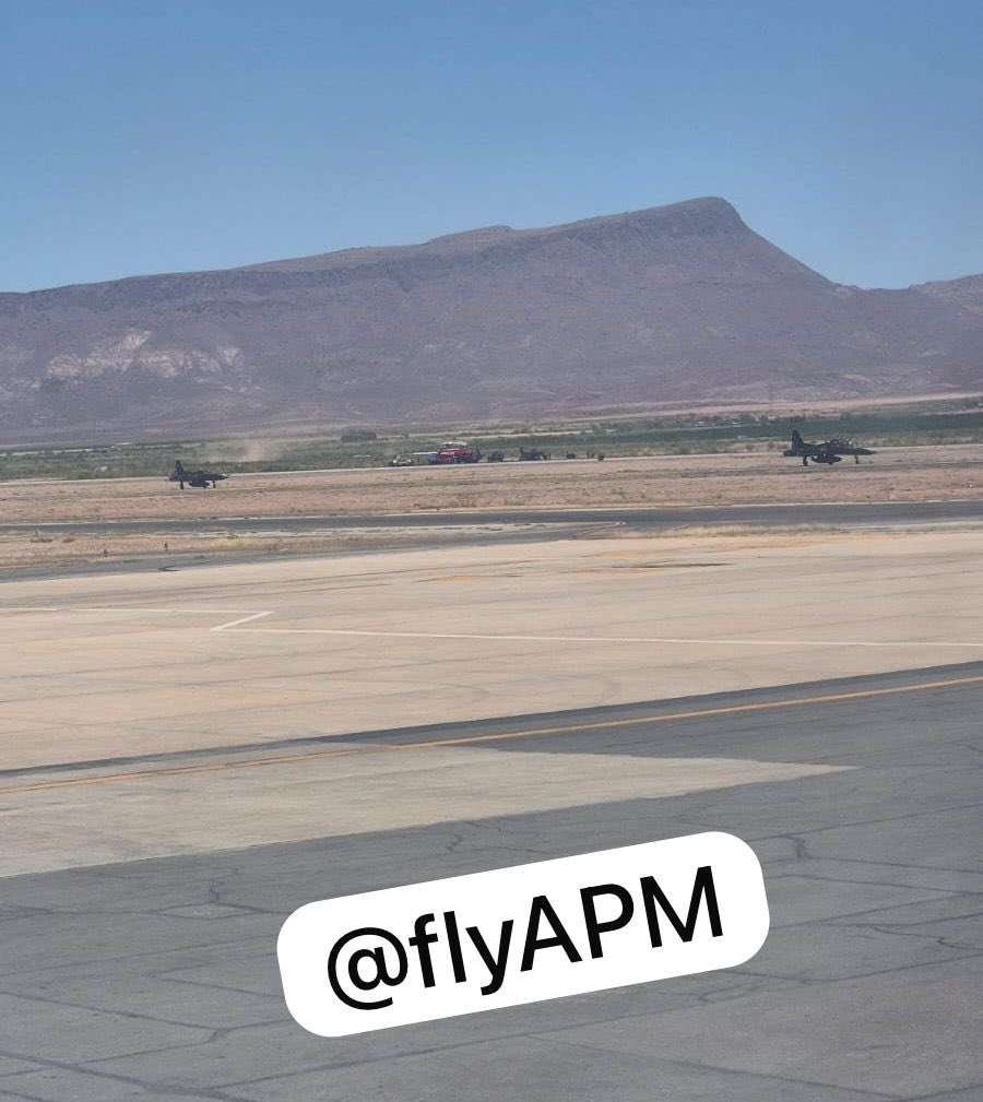 flyAPM's tweet image. Aeropuerto de #Chihuahua se encuentra cerrado por accidente en pista de un #F5 de la #FuerzaAereaMexicana; de 3 nos quedan 2. #flyAPM #avgeek