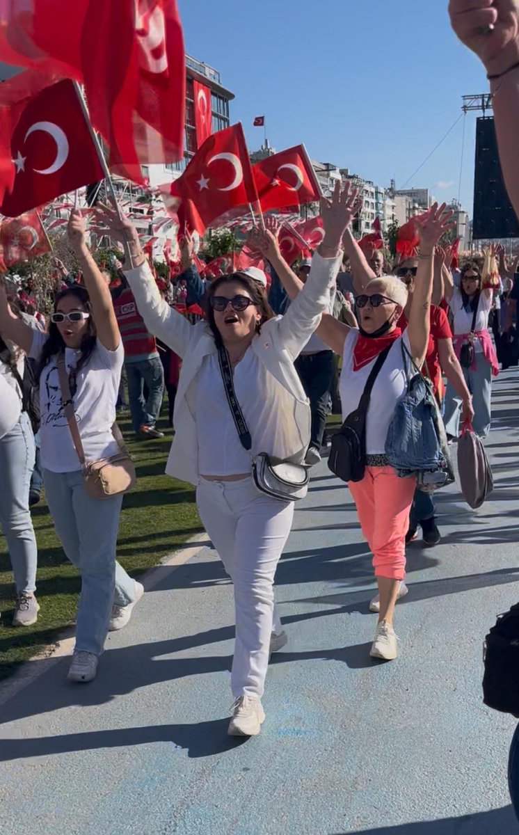Özgürlüğün, aydınlığın, çağdaşlığın ve Cumhuriyetin kalesi İzmir’de 19 Mayıs Atatürk’ü Anma Gençlik ve Spor Bayramı kutlamaları coşkusuyla geçen mitingimiz de derneğimizin İzmir Şubeleriyle bir aradaydık.