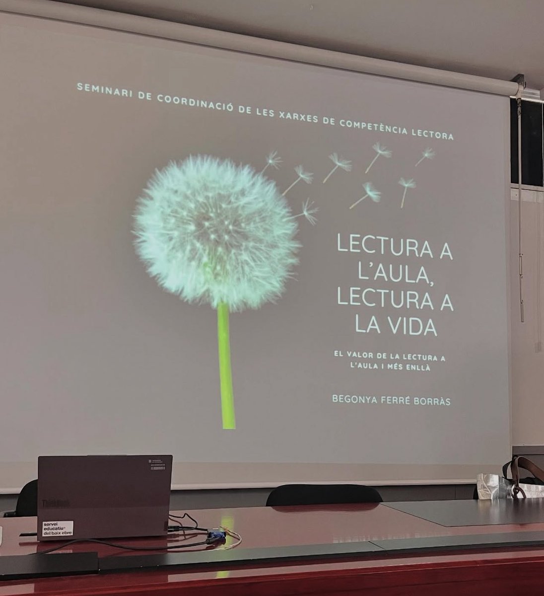 Avui a la darrera sessió de la #xarxadecompetèncialectora hem conegut a <a href="/BegonyaFerre/">Begonya Ferre</a> directora de <a href="/BiblioRoquetes/">Biblioteca Roquetes</a> que ens ha fet una magnífica presentació sobre la importància i el valor de la LECTURA 🙌🏼📚
#elgustperlalectura #bibliotquespúbliques #bibliotequesescolars #xcl 🫶🏼