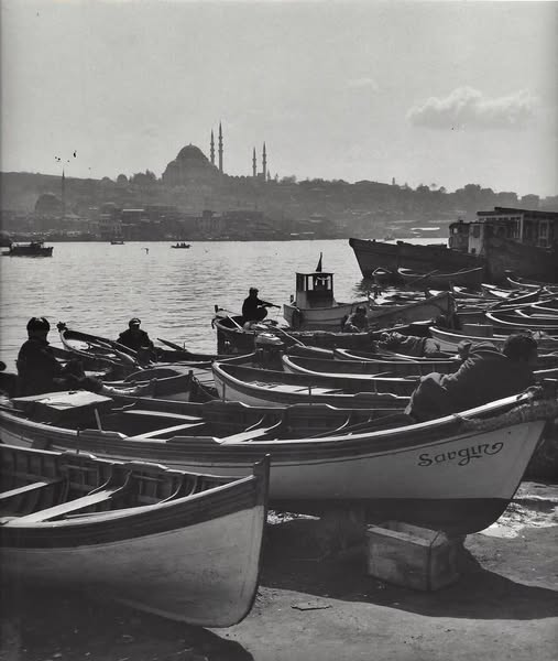 RaBeArt's tweet photo. Istanbul, Türkiye, 1965. Photographer: Kees Scherer.
#Photo #KeesScherer #Istanbul #Türkye #boats #streetphotograhy #urban https://t.co/Zmb5A1GWY5