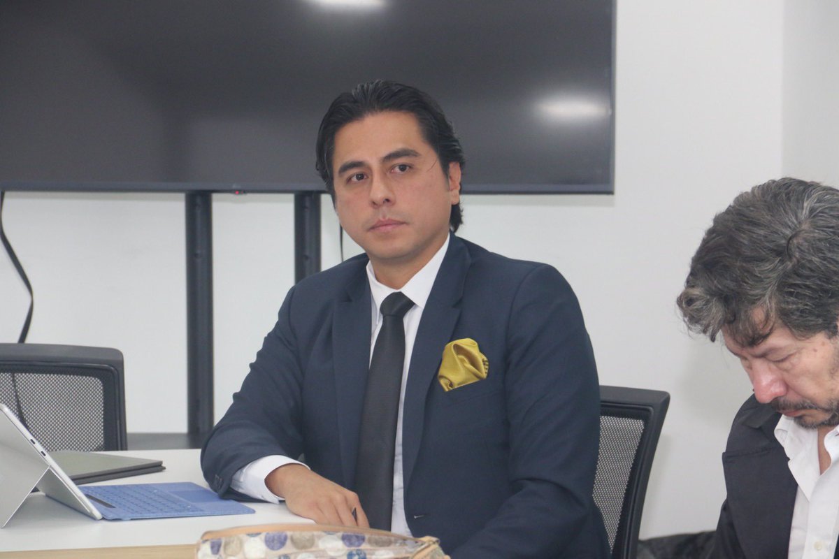 📍 [AGENDA DE TRABAJO]

El viceministro de Electricidad, Fabián Calero, participó en la reunión bimensual del Comité de Energía del <a href="/ccecquito/">Cámara Ecuatoriano Canadiense</a>, donde abordó las perspectivas a corto y largo plazo del sector eléctrico ecuatoriano.

#ElNuevoEcuador