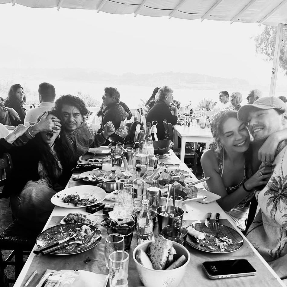 hava güzel yaz ☀️
aşık olduğun adam yanında 🧡
kafa dengi gülüp eğlenebildiğin arkadaşlar 💕
valla hayali kurulan günler yaz gelse yıllık izinler uysa da yapsak denen bir buluşma 🍀
#ebruşahin