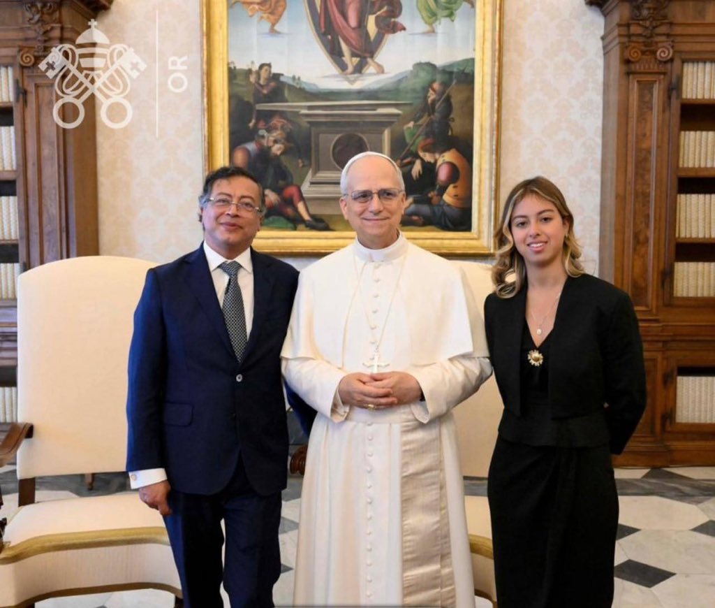 ANIABELLO_R's tweet photo. Sin escote y con mantilla en la cabeza… eso lo sabe cualquier persona. https://t.co/kB8TgFgBgC