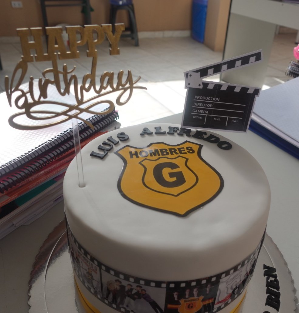 alexis_tm's tweet photo. 10 años de mi Luis Alfredo, y con torta de su banda favorita. https://t.co/A1Hgt9uY65