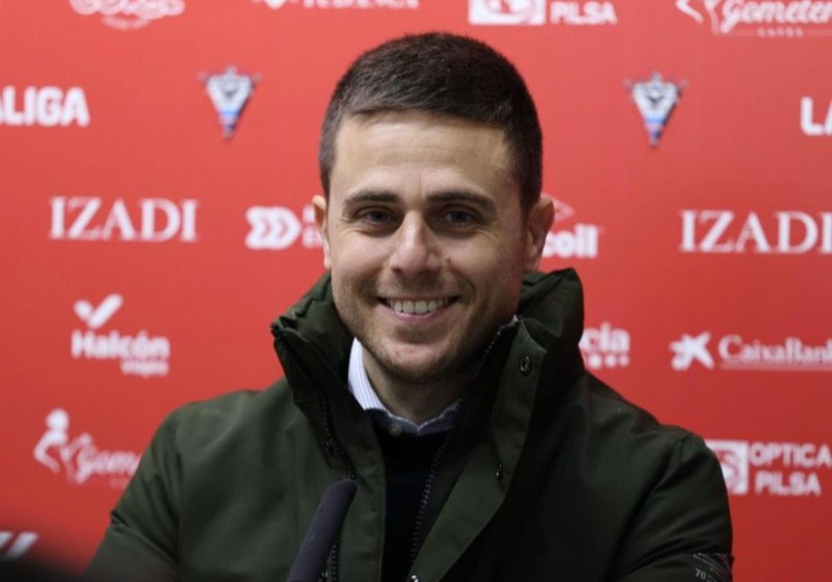 🐗🇮🇹✅️ Alessio Lisci sigue haciendo HISTORIA con el CD Mirandés: el entrenador italiano, nacido en Roma, logra clasificar al equipo jabato por 1ª vez a Playoffs matemáticamente. Pero ahora mismo son 2º de #LALIGAHYPERMOTION y dependen de sí mismos para ascender a Primera. Wow.