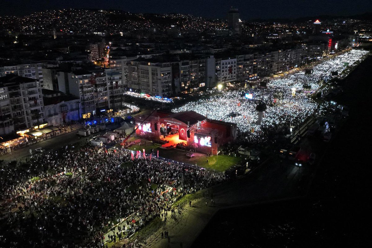 Gündüzün, gecen hep güzel #İzmir. 
Genel Başkanımız <a href="/eczozgurozel/">Özgür Özel</a> #19MAYIS’da milyonlarca İzmirli hemşerilerimizle buluştu. 
Teşekkürler İzmir…
<a href="/herkesicinCHP/">CHP 🇹🇷</a> #Türkiye