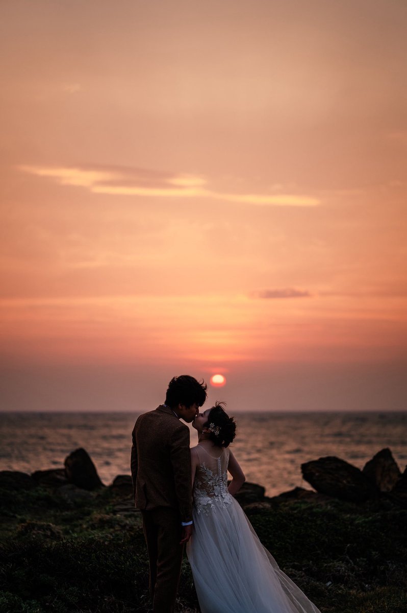 光が沈む。風が流れる。
ベールが弧を描く。
ふたりの影が、ひとつになる。

写真に音はない。動きもない。
しかしそこにドラマが見える。
音も聞こえる。
物語も見える。
情景ウェディング。