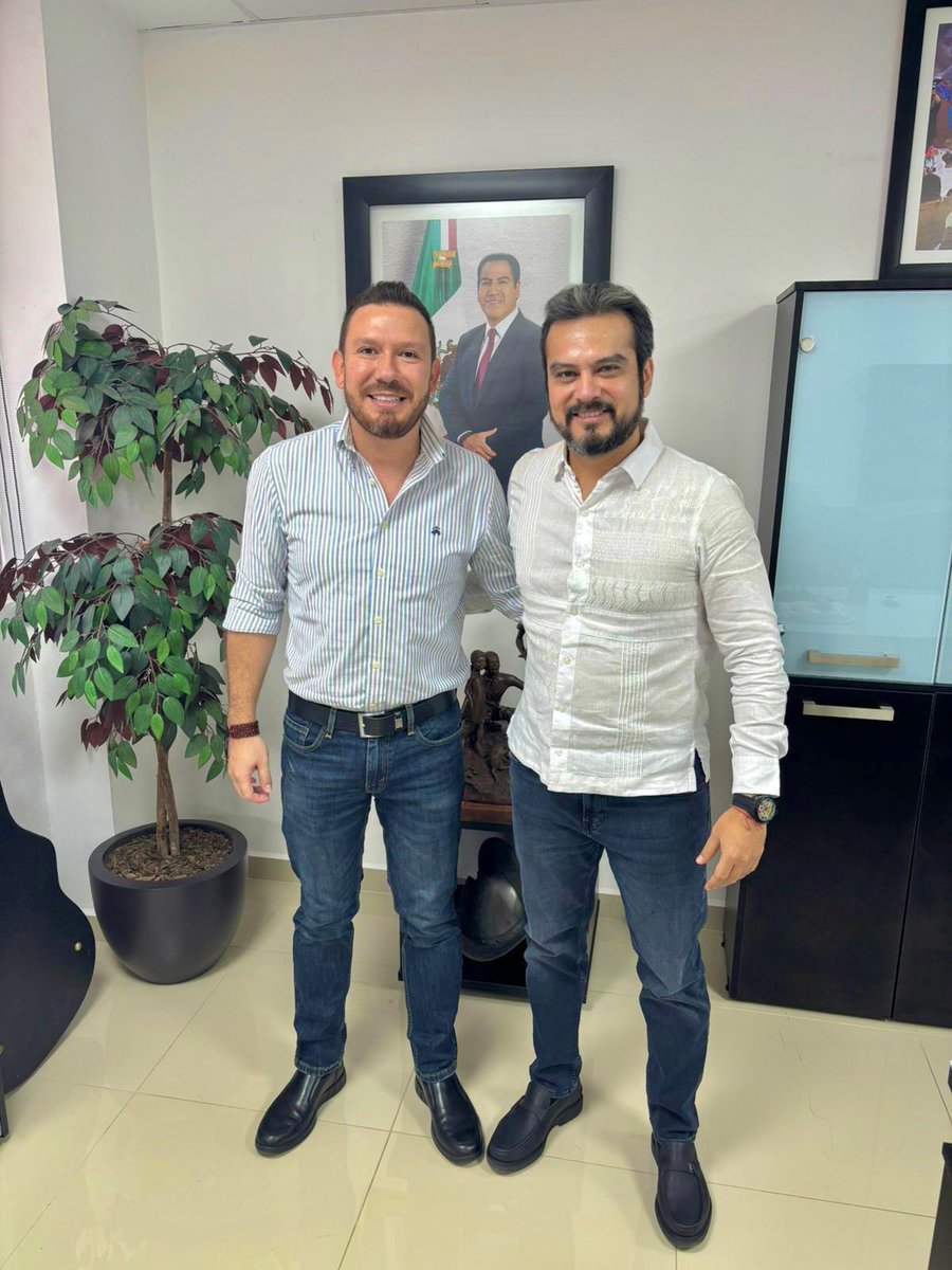 ADiegoGael's tweet photo. Dos brazos fuertes del gobernador @ramirezlalo_ que, han caminado desde hace varias lunas, haciendo equipo y en UNIDAD. Desde la Oficina de gubernatura y Secretaría de Educación, el jefe del Ejecutivo cuenta con dos amigos leales y comprometidos con el proyecto y con #Chiapas. https://t.co/60Up0mycQk