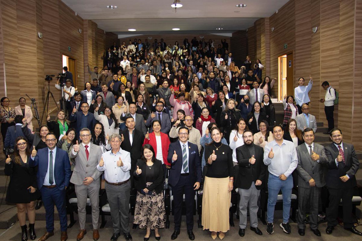 SUCREInstituto's tweet photo. Junto al Secretario de @EduSuperiorEc @cesarvasquez_ec y la Ministra @AlegriaCrespo del @Educacion_Ec participamos del lanzamiento del programa #ValidaTec, una iniciativa. conjunta que permitirán a 475 docentes bachilleres validar su experiencia profesional y acceder a un título. https://t.co/nENslueMxY