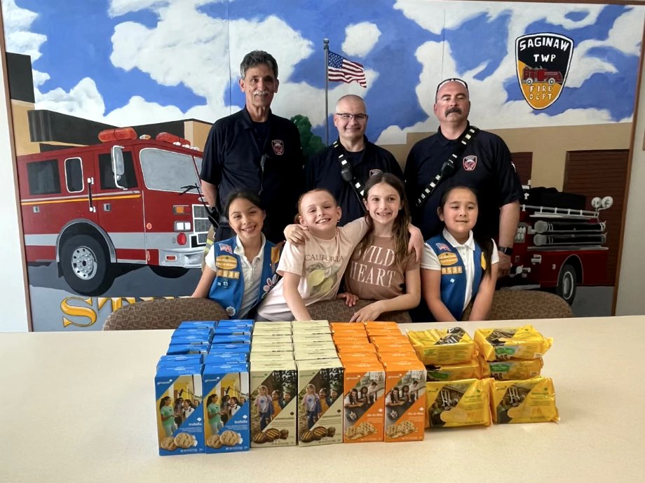 SagTwpFire's tweet photo. A special "Thank You" to our favorite Girl Scout Troop #50539 for dropping off their generous donation of cookies to our firefighters! It was a wonderful visit and the cookies are delicious! https://t.co/Y7at7252br