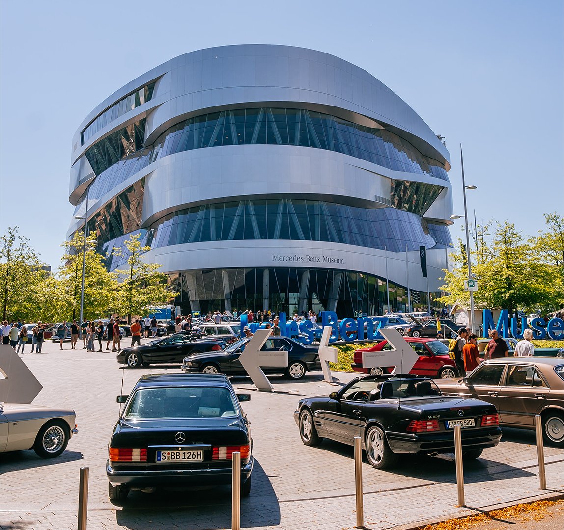 El imponente Museo Mercedes-Benz, de festejo. Ubicado en Stuttgart, Alemania, este espacio que se ha convertido en ícono global de la historia automotriz está cumpliendo 19 años. El museo está en constante evolución y cada día recibe cientos de visitantes de todo el mundo.