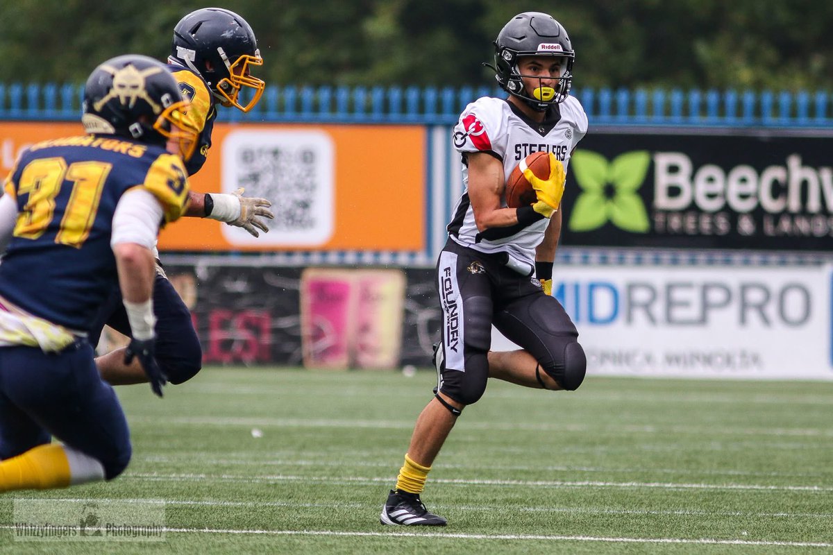 Game 4 <a href="/SandwellSteeler/">Sandwell Steelers</a> Offensive MVP 
RB Josh “Speedy” Hull
8 carries 127 yards 1TD
2 catches 34 yards 1TD 
⚫️⚒️🔴
#FlightClub 𝙏𝙝𝙚 𝙍𝙖𝙞𝙙™️ #FTA