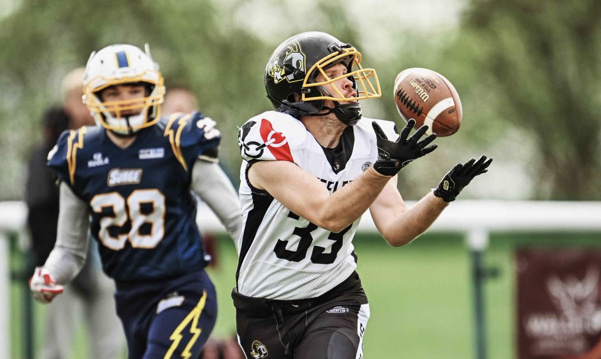 Wr Adam “Tuddy” Smith becomes the first <a href="/SandwellSteeler/">Sandwell Steelers</a> to crack the 100 yard barrier in 2025 with 6 catches 108 Yards and a Td ⚫️⚒️🔴
#Flightclub 𝙏𝙝𝙚 𝙍𝙖𝙞𝙙™️ #FTA