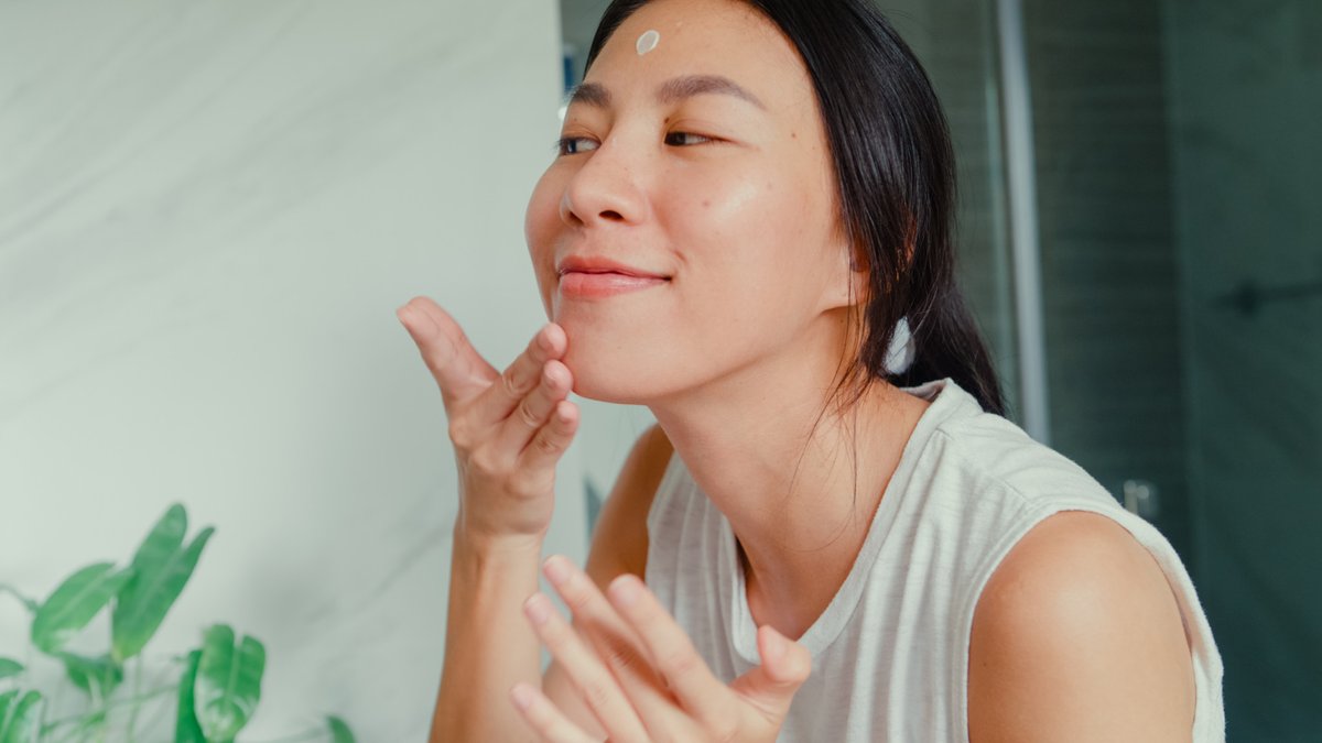 HairAdvance's tweet photo. #SummerSkinTip -- Swap your heavy winter moisturizer for a lightweight, oil-free version. Your skin needs hydration, but not the extra weight! 💧 #SummerGlow https://t.co/ojIOFJAHey