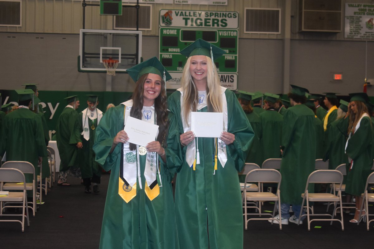Our two seniors have graduated

Thank you

🐯🐯🏀💚🤍