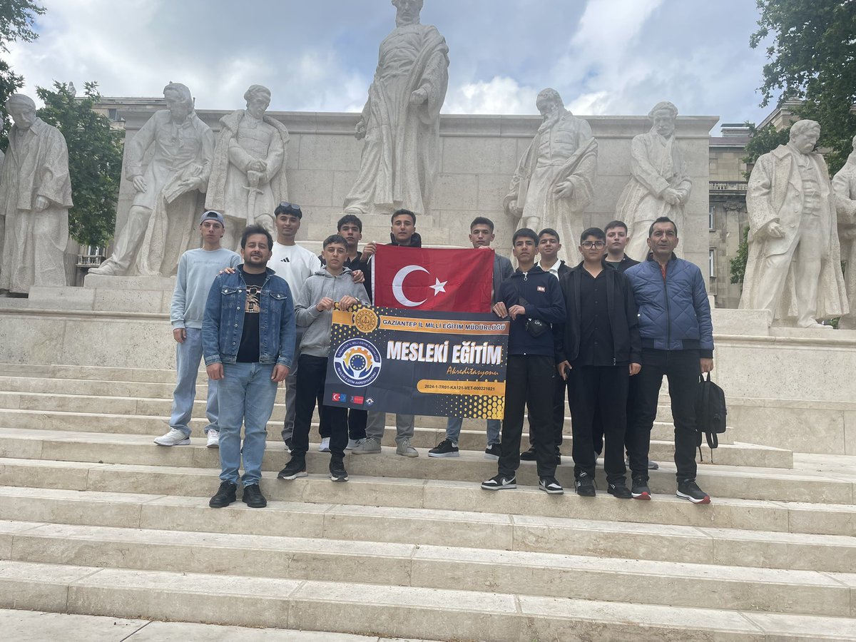 📌 Erasmus+ ile Avrupa Yolculuğu Başladı!
Okulumuz Makine ve Tasarım Teknolojileri Alanı öğretmen ve öğrencileri, Budapeşte’deki Grup Öğrenci Hareketliliği faaliyetine katılarak uluslararası deneyim kazanıyor.
🌍✈️ #ErasmusPlus #MeslekiEğitim #Budapeşte #UluslararasıDeneyim