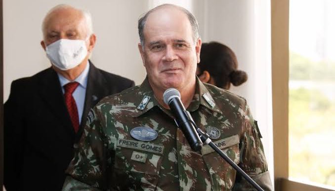 NewsLiberdade's tweet photo. 🚨URGENTE - Alexandre de Moraes intervém no depoimento do General Freire Gomes e diz que ele está falseando a verdade ou falseou na polícia 

“Se mentiu na PF, precisa dizer (…) Ou o senhor falseou a verdade na polícia ou está falseando aqui”, disse Moraes. https://t.co/VVTCXyTlFw