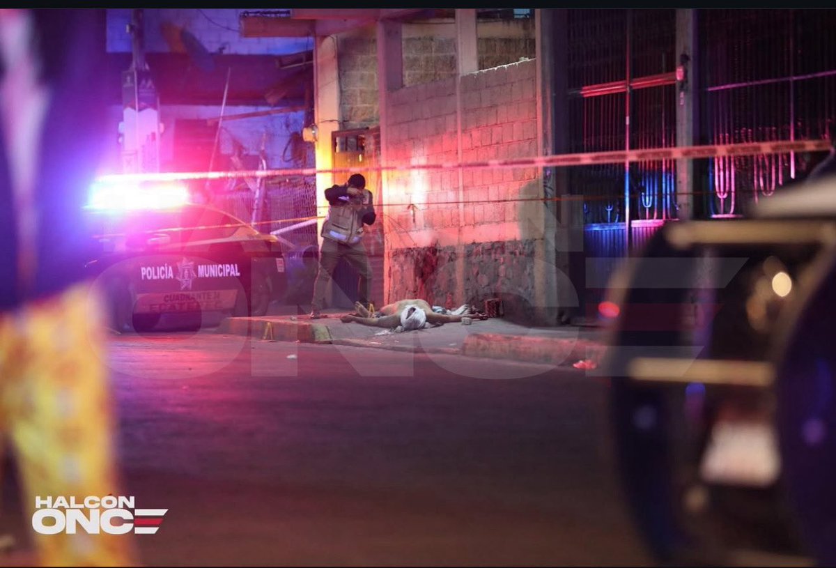HalconOnce's tweet photo. BALACERA EN TIANGUIS.
Tres personas atacadas a balazos en pleno tianguis nocturno de la colonia #LaPopular en #Ecatepec #Edomex, fueron trasladados a un hospital, uno falleció al llegar al nosocomio.
De acuerdo con los primeros reportes se trata de comerciantes de dicho mercado, recibieron la agresión directa durante la noche de ayer.
Foto: @HalconOnce / Ilustrativa.