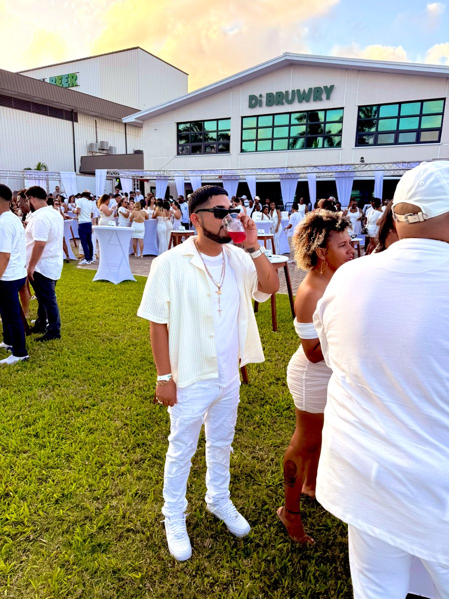 oscarrom98's tweet photo. All white 😃 https://t.co/ZnRte8sVAk