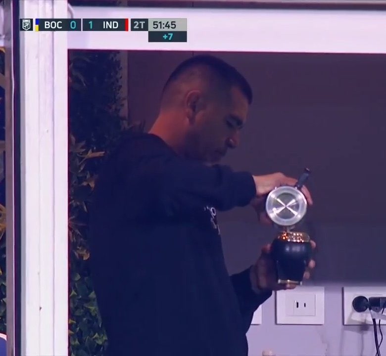 Boca:

Sin copa libertadores
Sin campeonato
Sin superclásico
Sin técnico 

No te vayas nunca Román