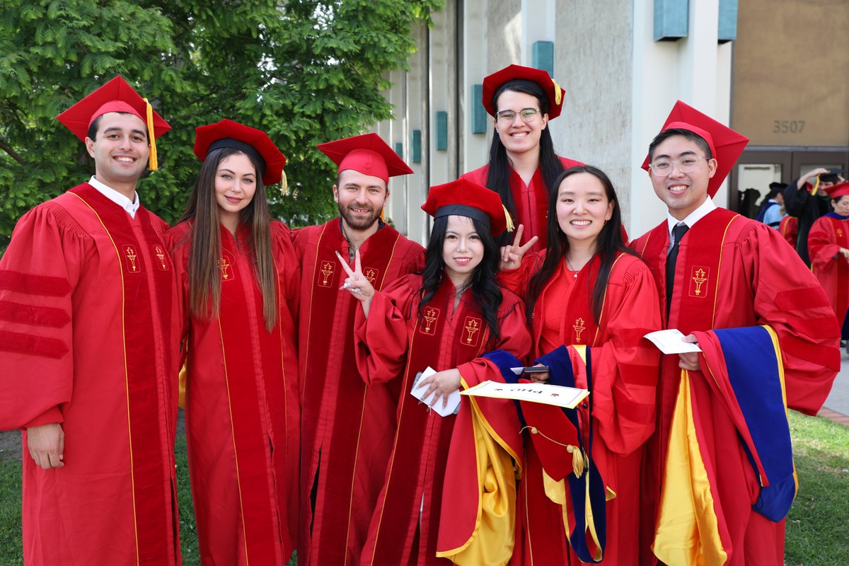 USCLeonardDavis's tweet image. Congratulations to our incredible Class of 2025 — you did it! Last Friday, graduates, families, faculty, & staff from USC Leonard Davis gathered to celebrate our largest-ever graduating class. Take a look at some memorable moments while official photos are on the way ✌️📸