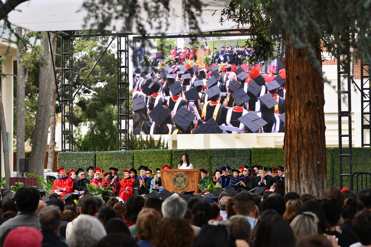 USCLeonardDavis's tweet image. Congratulations to our incredible Class of 2025 — you did it! Last Friday, graduates, families, faculty, & staff from USC Leonard Davis gathered to celebrate our largest-ever graduating class. Take a look at some memorable moments while official photos are on the way ✌️📸