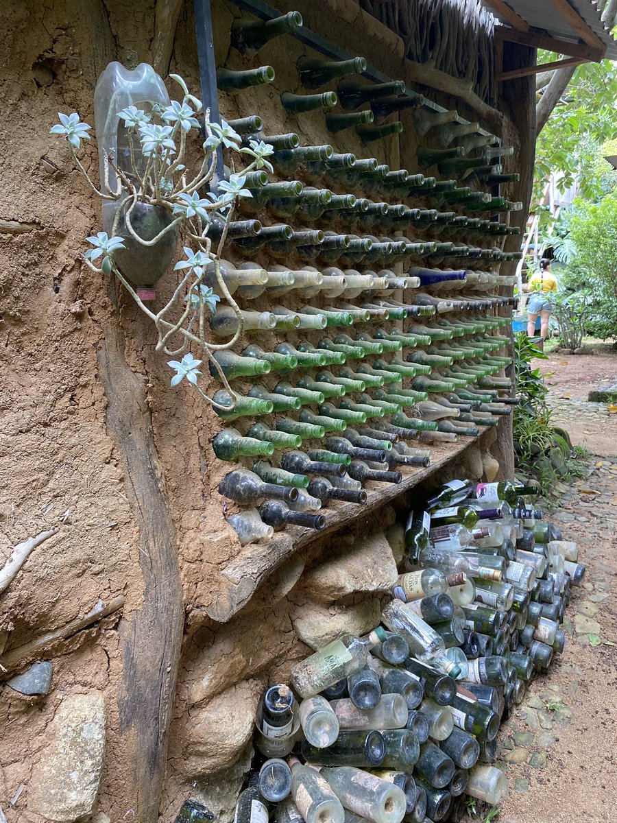 Reusar los Materiales es una forma de cuidar mucho el planeta, solo es falta de imaginación y creatividad, el concepto de “BASURA” no existe !!!