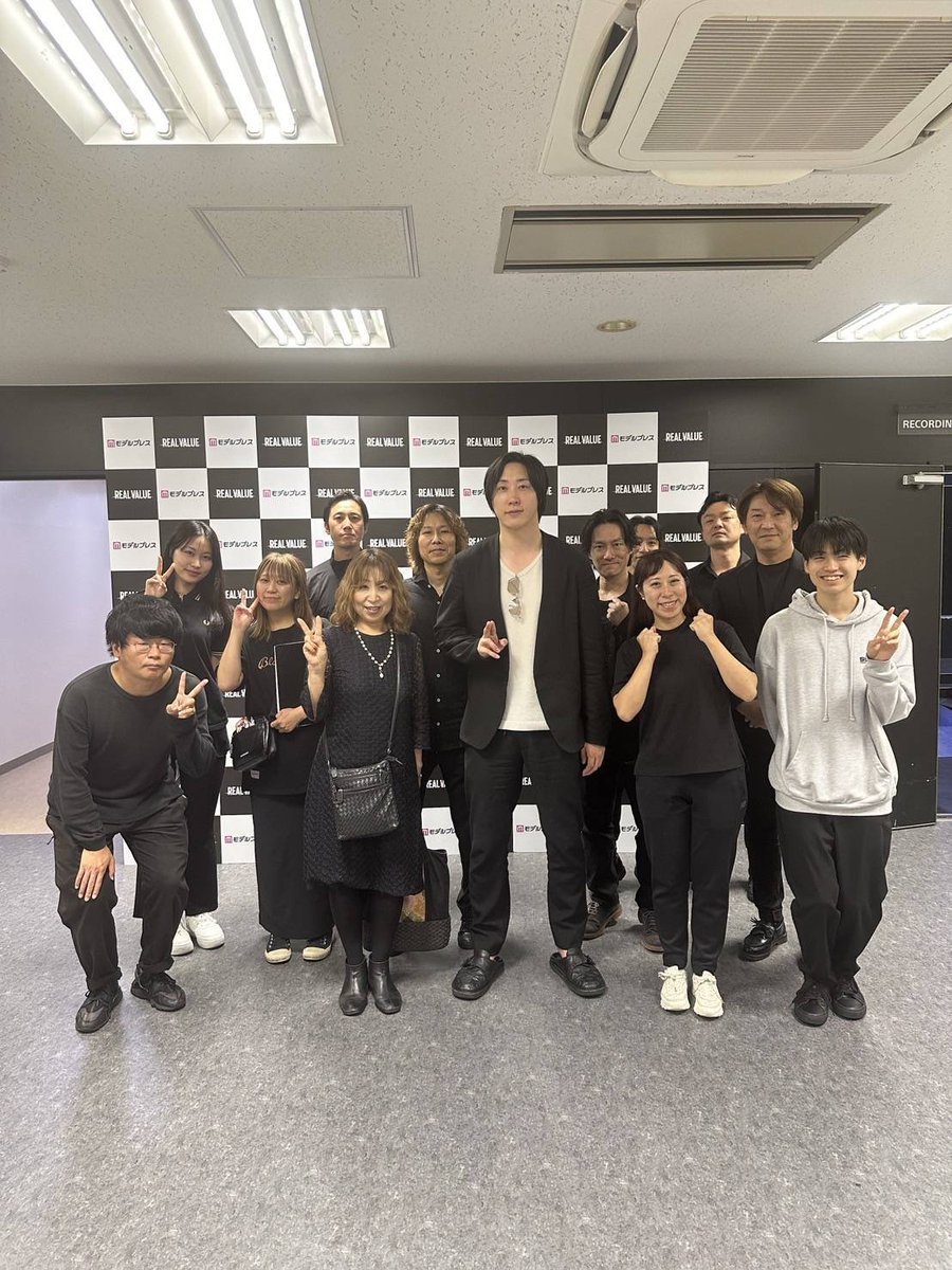 jihadtoken's tweet photo. 【仲間に感謝！】
先日、ジハードの仲間TOKIさん（@TOKI__ch）が、REAL VALUEの撮影にボランティアとして参加して下さいました！
なんと溝口さんとの記念撮影も実現！
共に歩んでくれる仲間がジハードを支えています🔥
▶ジハードで一緒に挑戦を応援しませんか？参加はリプ欄から！
#ジハードトークン https://t.co/s6eSMqKy9T