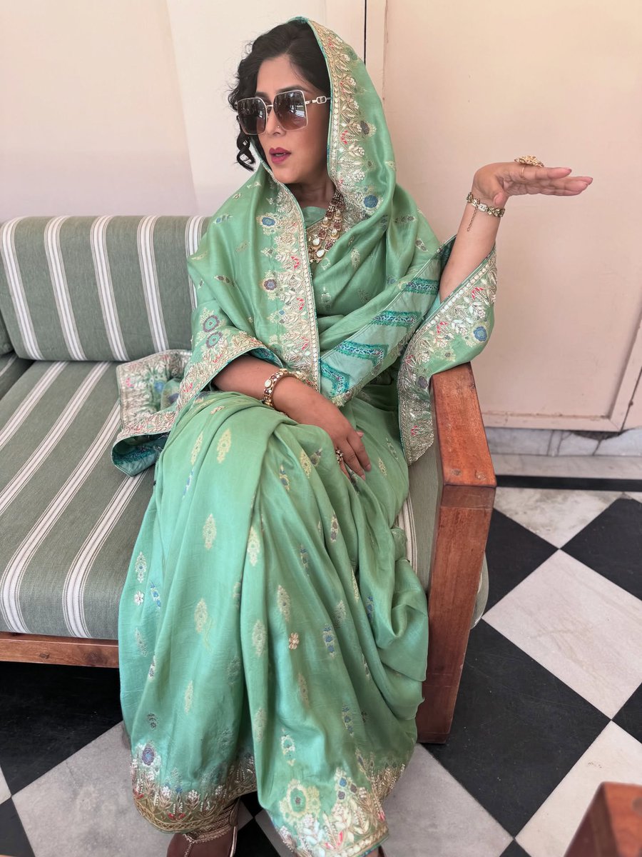 SakshiTworld's tweet photo. Sakshi Tanwar on the sets of the royals on Netflix https://t.co/cfD3aDoqfR