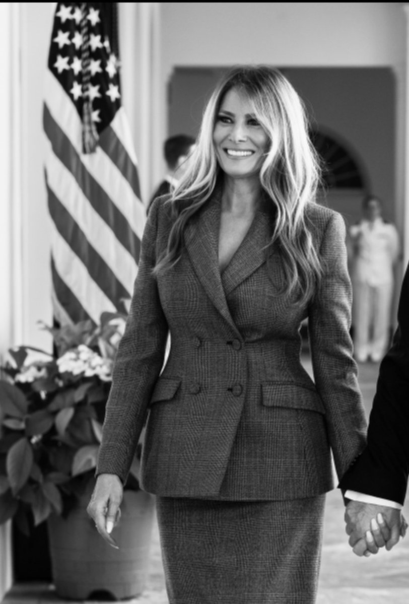 SUBRATA30016572's tweet image. First Lady Melania Trump looks breathtakingly stunning. Drop a❤ for Melania!!