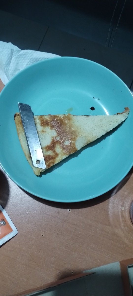 Ximenadhz's tweet photo. Que puedo hacer en éstos casos ayuda 
Ordené una pizza en Little cesar's de la sucursal 
https://t.co/rSP6Glyc9S
Y una de las rebanadas viene con una navaja de cúter 
@Profeco 
#profeco #LittleCaesars #pizza #ayuda https://t.co/mgtn2ZiFNY
