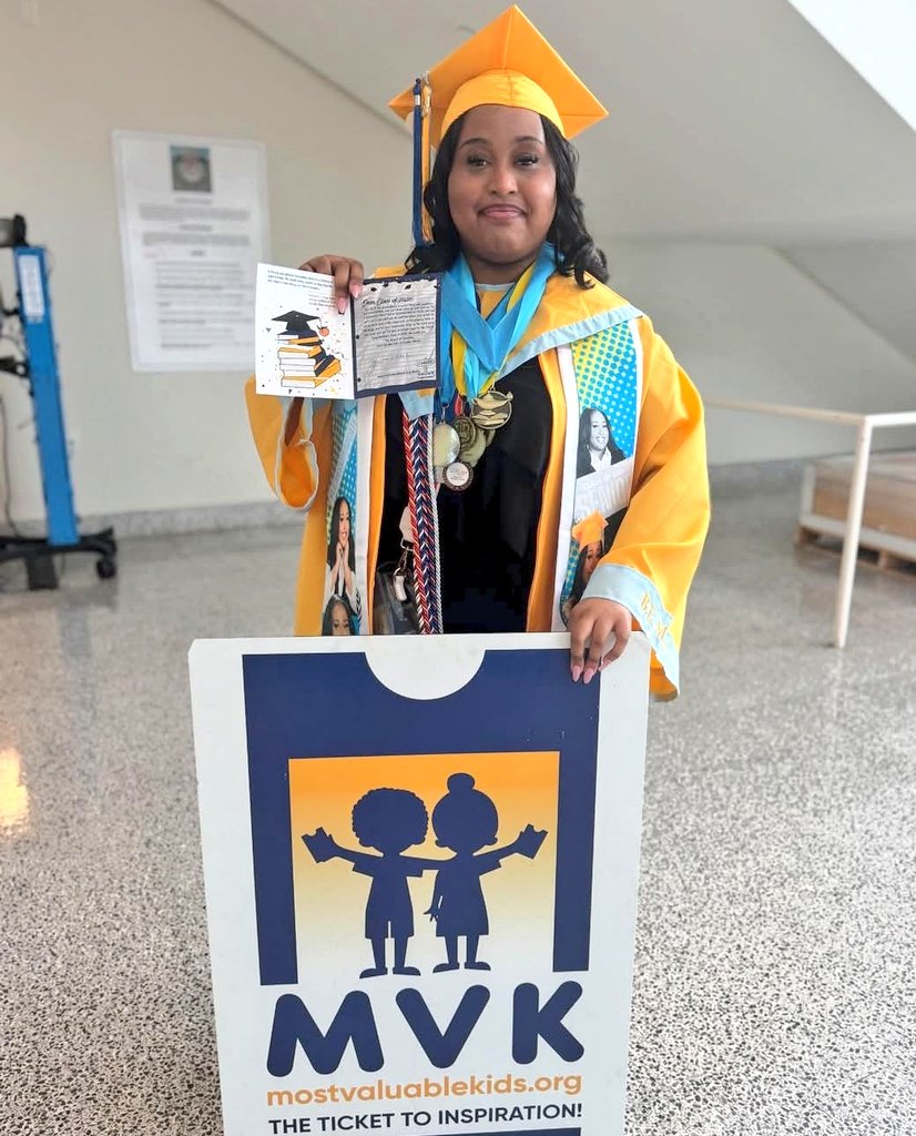 MsSongbyrd2's tweet photo. Here's what happens when a student from @apsmaysraiders helps design the @mvkatl #graduationcard in 10th grade: Today, as a senior, she and her classmates received their graduation cards, complete with an inspirational message from Mayor Dickens.
@BEMaysPRIDE
@smithclass128 https://t.co/IH1mykAWtg