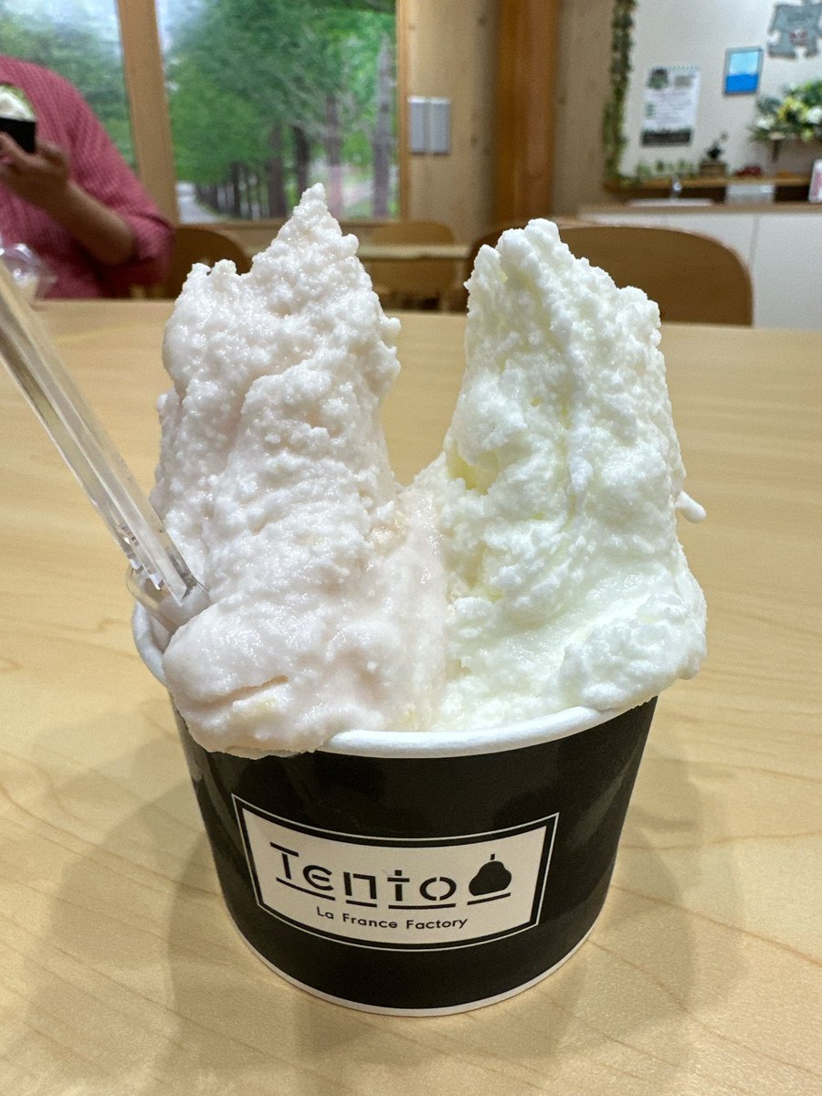 NATARIA0123's tweet photo. つや姫とさくらんぼのジェラート
つや姫が米の粒感も残って美味 https://t.co/5CSxJ4EUCO