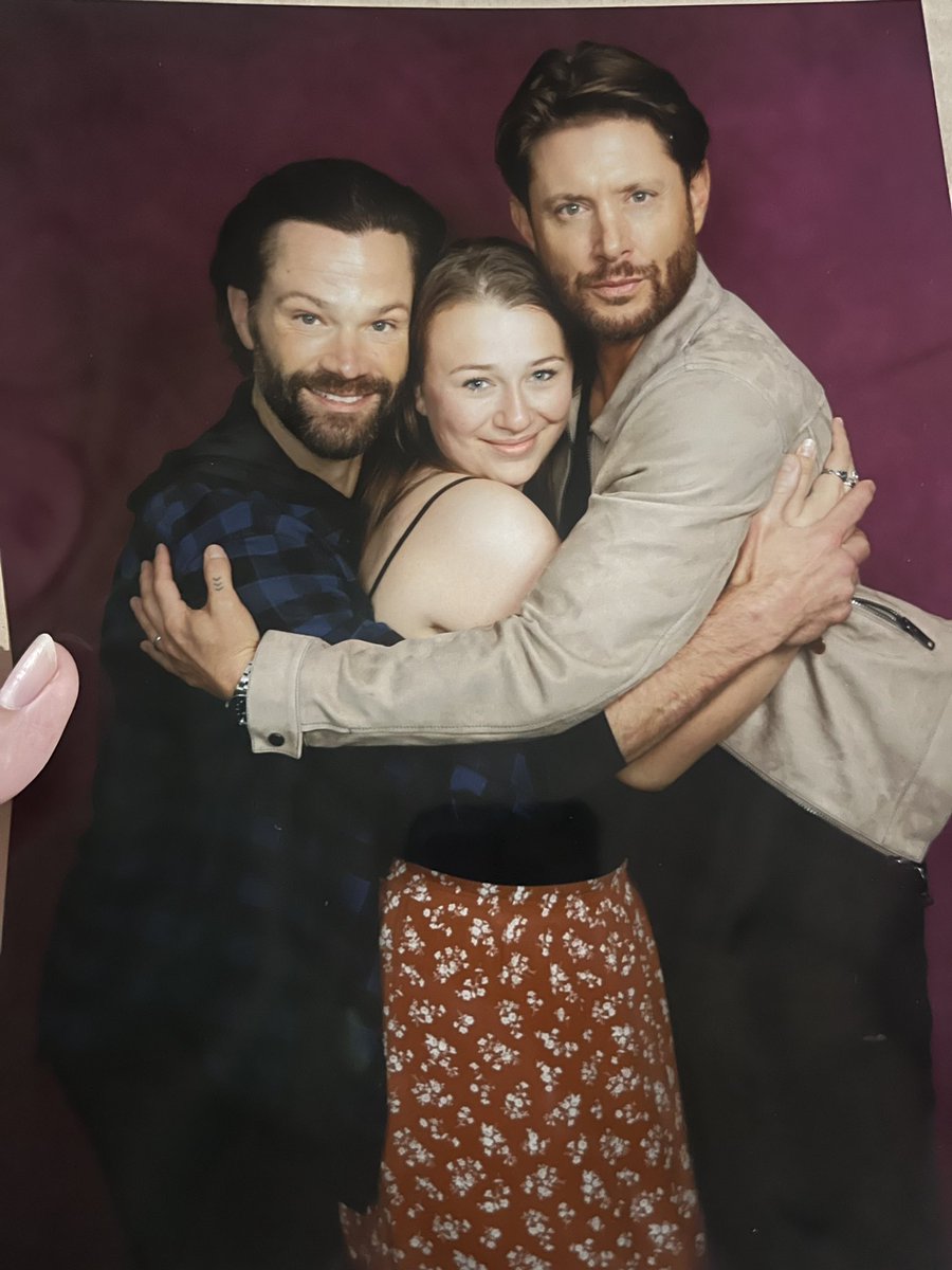 Ashlyn_trashbin's tweet photo. guys I finally met jensen ankles and jarred parakeet!🥳🍾 https://t.co/55okdYEq1k