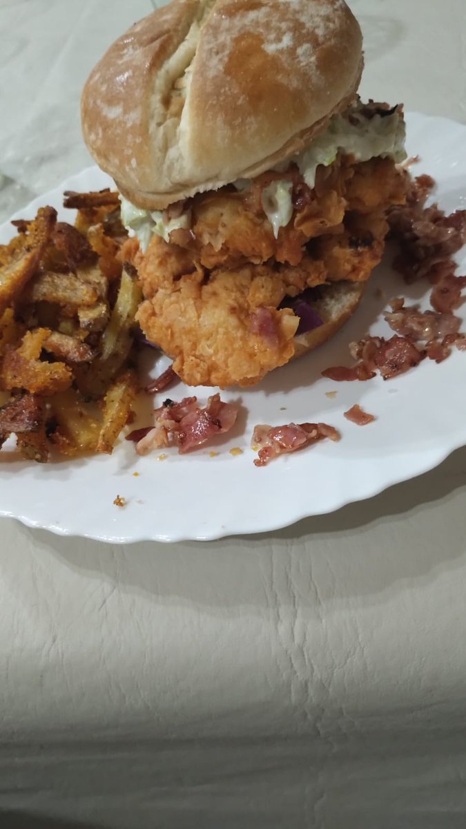Lunes y nuevamente...
Sánguche de pollo frito con lechuga y salsa ranch "Born to Be Wild".