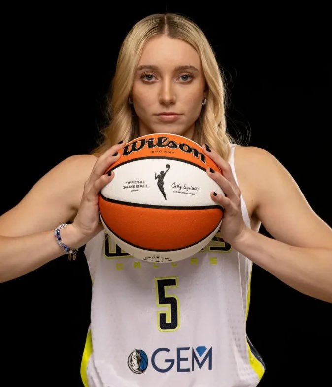 TheHoopCentral's tweet photo. Paige Bueckers tonight:

19 Points
8 Assists
5 Rebounds 
2 Steals
1 Block
50% FG https://t.co/PslIHg2tHF