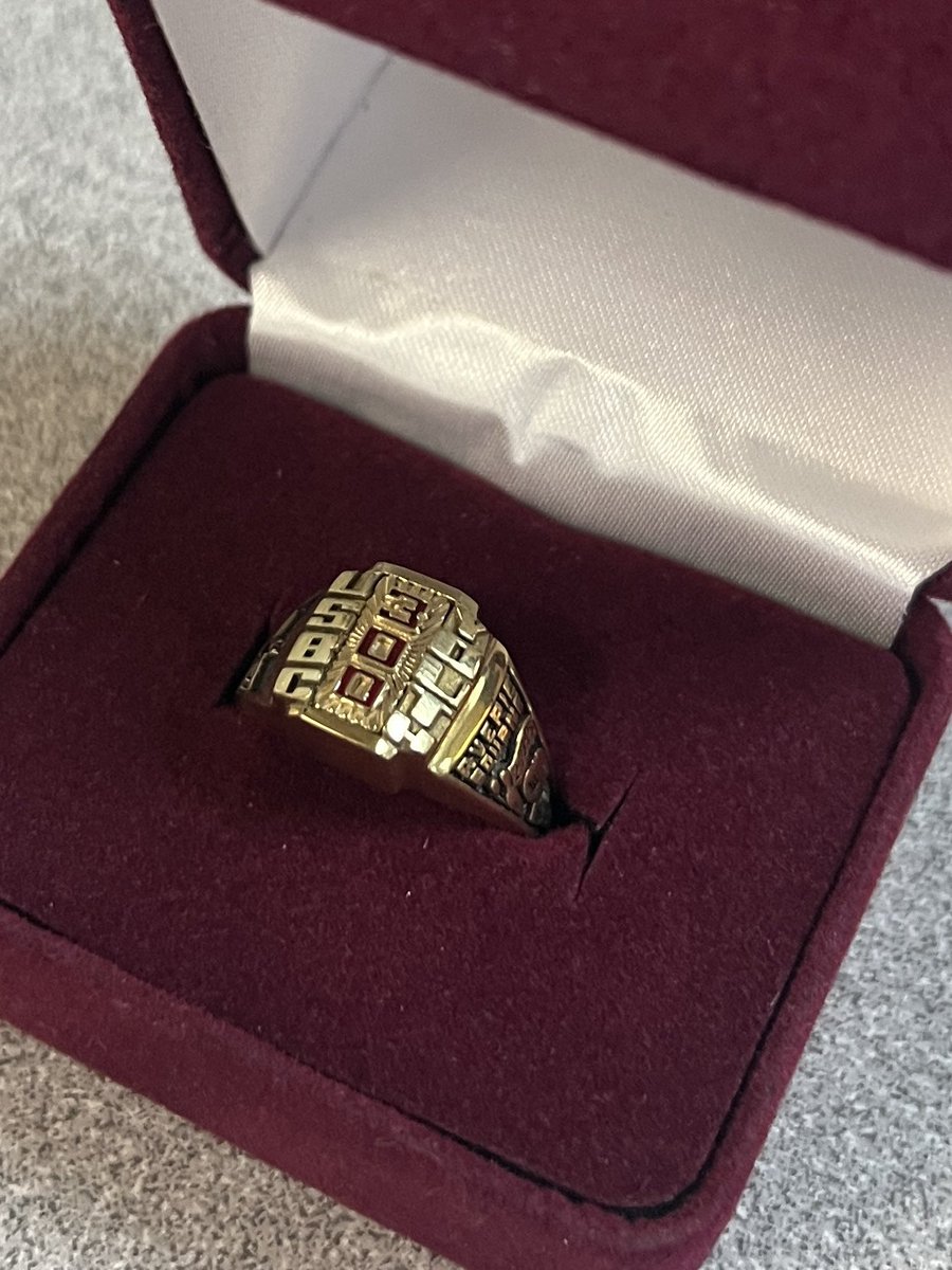 averiebourne300's tweet photo. Received my 300 ring tonight. So happy my papa was able to present it. #teambowlifi https://t.co/jv3Ea8JMx5
