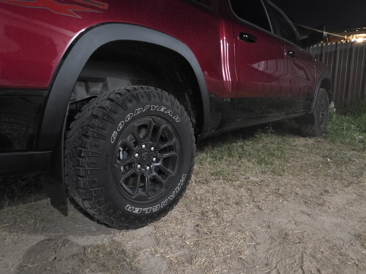 LeFicha's tweet image. Ya quedo el primer "mod" porque tubo que venir de fabrica en mi opinion. Weathertech me sorprende con sus productos. Y toca esperar el jueves para instalarle los estribos a la mamalona! 🛻🔥