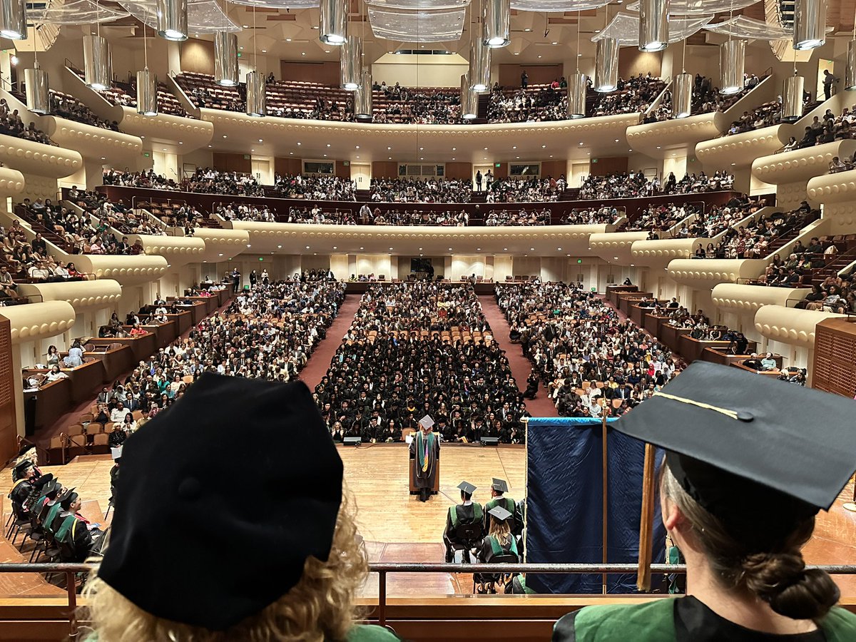 NeuroNoriko's tweet photo. Love this time of year! Congratulations to the class of 2025!!!! @UCSFMedicine #coachinginmedicine #MedEd https://t.co/TxpwIboFcc