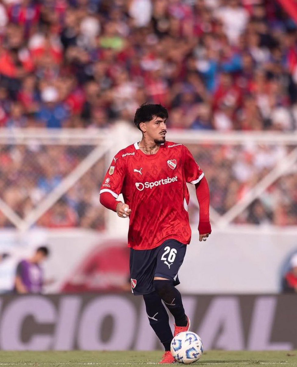 Lo de Kevin Lomónaco contra Boca. Una exhibición más de cómo debe jugar un defensor central. Anticipó, presionó y ganó duelos como una bestia. Mucho criterio para conducir, para buscar pases entre líneas. El mejor central del fútbol argentino. Para mostrarlo en las escuelitas.