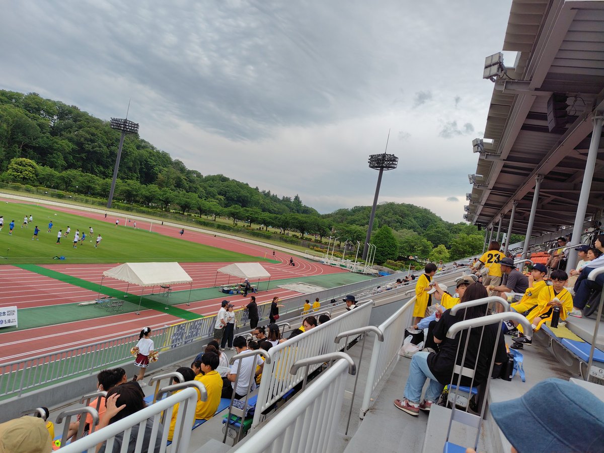 fusanokuniinou's tweet photo. 5月18日(日)、この日は今年初となる #サッカー #関東社会人リーグ 2部の #厚木はやぶさfc の試合を見に #厚木市 #荻野運動公園競技場 まで出かけてきました。
#厚木市制70周年記念 #specialmatch ということで、#厚木市長 が来てご挨拶、そして中学生以下には #チームカラー の?黄色い #オリジナルシャツ の配布、#先着200名 !
お陰でスタンドは黄色でいっぱい!
暑くて脱ぐ子も多かったですが😅
元 #相模原市民 で、今はなき #厚木パルコ によく行った者として、神奈川では横浜や川崎よりも親近感のある #厚木市
荻野にも約30年前に旧 #JFL の試合を見に一度来たことがあります。確か #富士通川崎 の試合だったかと
「蓮太コーチ頑張れ!」とチビッコの声援を受けていたのが、#ヴェルディユース出身 の #田代蓮太 選手
ヴェルディ出身らしく高い技術があり、#主将 として攻守に頑張っていました。
現在厚木市在住の息子に、パパが1998年に出会ったチームの #fc町田ゼルビア が27年後にJ1になったように、この厚木のチームも何年か後にJリーグチームになるかもしれないのだから、世話になっている厚木を忘れないように、厚木を応援して、もし私が死んでいたら厚木が町田みたいにJリーグに入りました!と報告するように、と伝えました。
「あと残り2つです!」という厚木のタオマフを購入!
試合は #東京国際大学 相手に1-1のドロー
#厚木からjリーグへ はなかなか簡単では無さそうですね😅