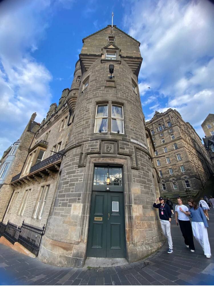 Ed41Grace's tweet photo. Exploring the charm of Edinburgh: St. Giles' Cathedral under a stunning sky 🏰⛅ #WalkingScotland #HistoricEdinburgh https://t.co/fRlJ0yIwh5