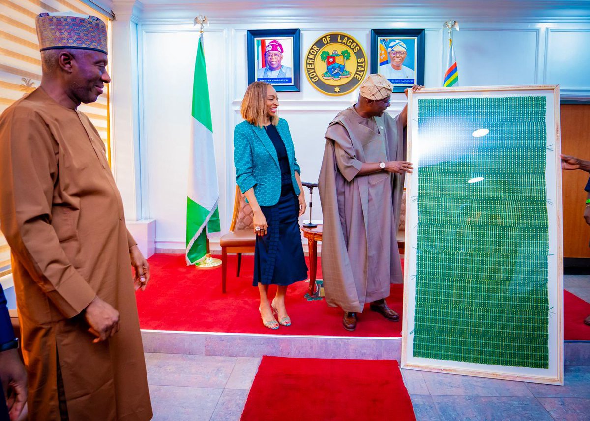 jidesanwoolu's tweet image. Today, I received a delegation led by the Honourable Minister of Industry, Trade and Investment, Dr. Jumoke Oduwole, at Lagos House, Ikeja.

We discussed how Lagos and the Federal Government can collaborate more closely to boost investment, support local businesses, and open up…