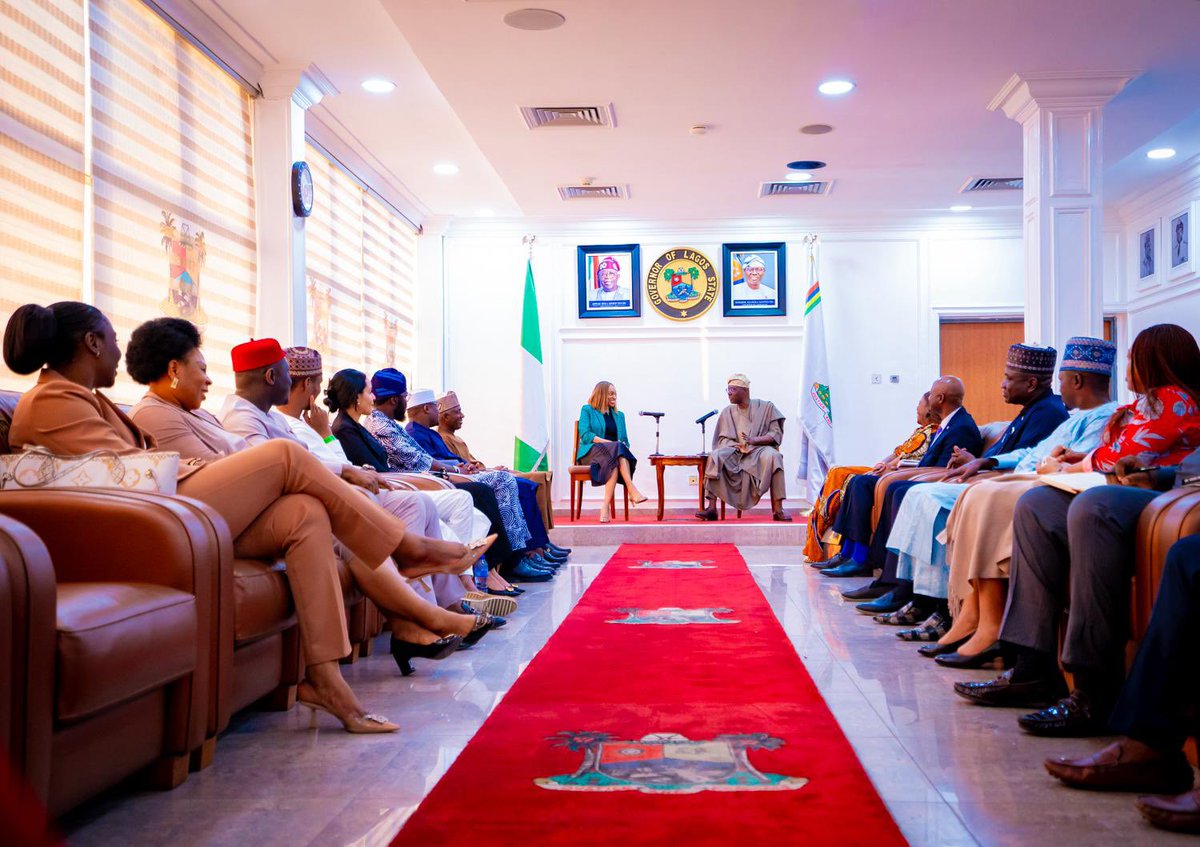 jidesanwoolu's tweet image. Today, I received a delegation led by the Honourable Minister of Industry, Trade and Investment, Dr. Jumoke Oduwole, at Lagos House, Ikeja.

We discussed how Lagos and the Federal Government can collaborate more closely to boost investment, support local businesses, and open up…