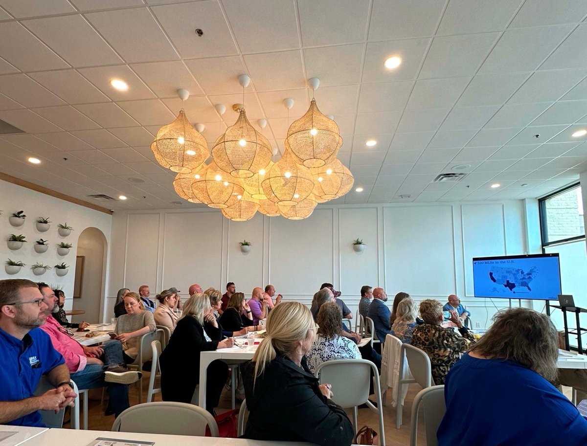 Realtracs's tweet photo. Last week, our Director of Customer Happiness, Bobbi Jo, spoke at the Sumner REALTORS® Broker Forum, where Realtracs proudly served as the sponsor. There was conversation among professionals, and industry leaders, all focused on moving real estate forward together. #realtracsONE https://t.co/sle7XIGyEt