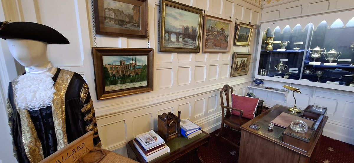 antSJD's tweet photo. An evening of farewell and thanks to the Lord Mayor of Chester, and a look round the Lord Mayor's Parlour. A portrait of a Sheriff who had 26 children, and @holland_tom book on Aethelflaed. https://t.co/gYDYo1yw9R